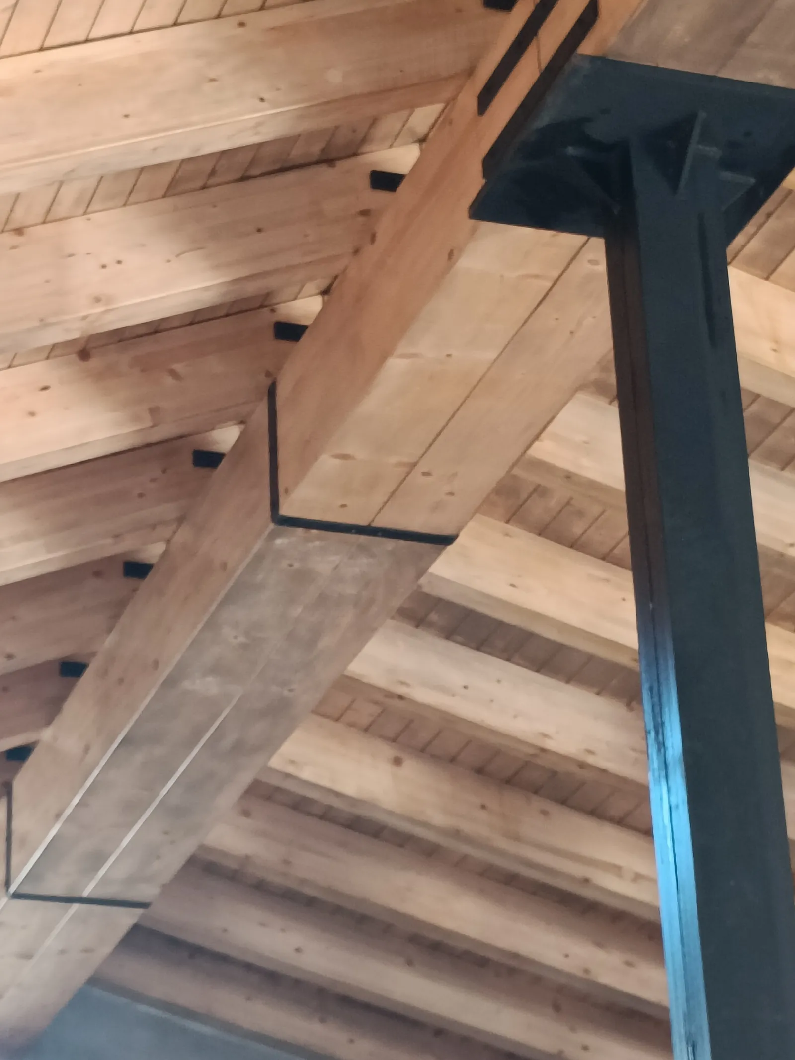 Detalle de vigas de madera restauradas y limpias tras la limpieza de un incendio